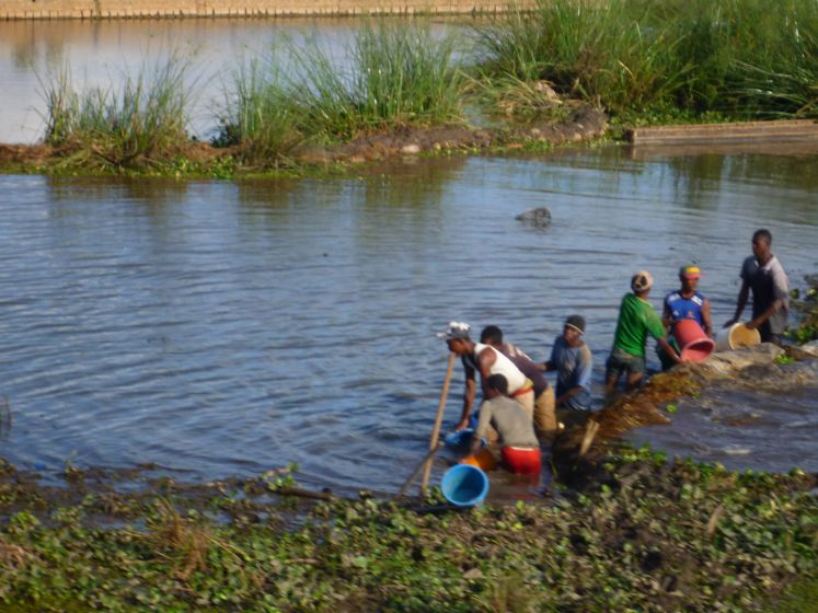 Madagaskar: Waschplatz, Sanitäreinrichtung und Trinkwasserquelle in ei