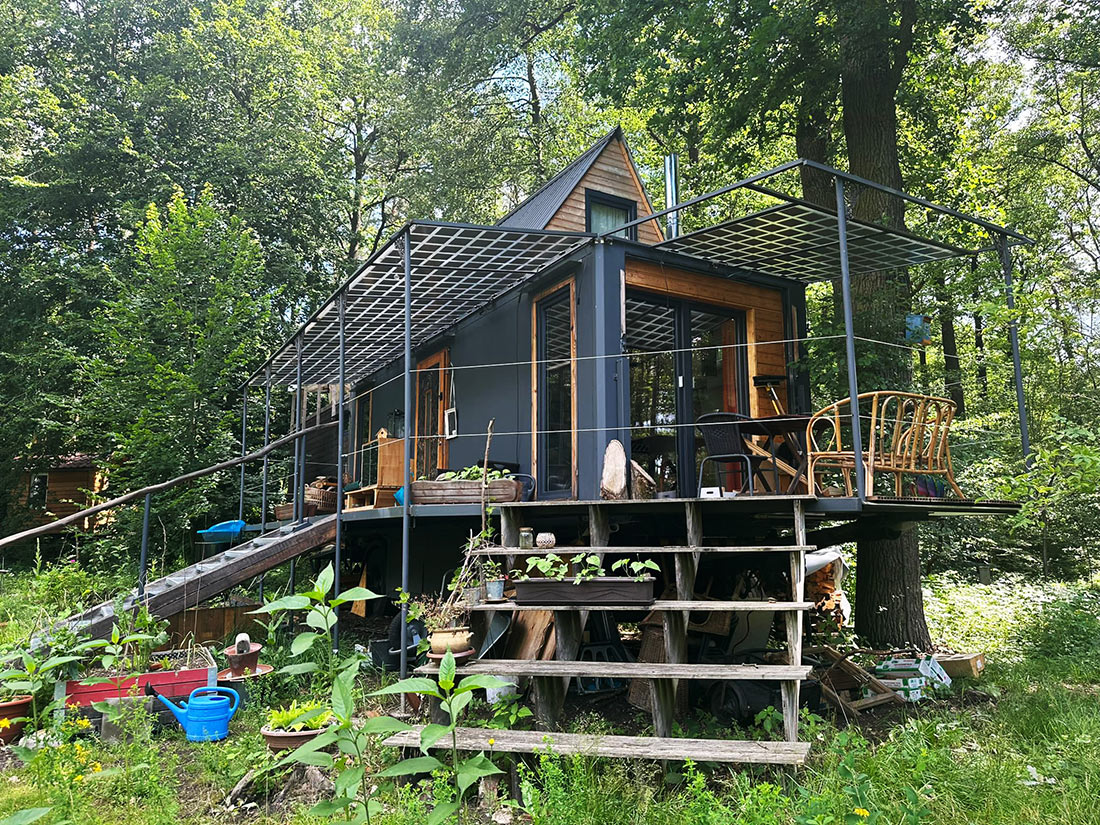 Tiny House mit Grünanlage Foto eines Tiny Houses